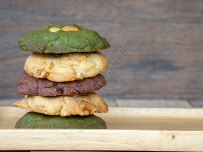 多色饼干包罗花生酱绿茶饼干和巧克力薯片曲奇饼由木板上的图片