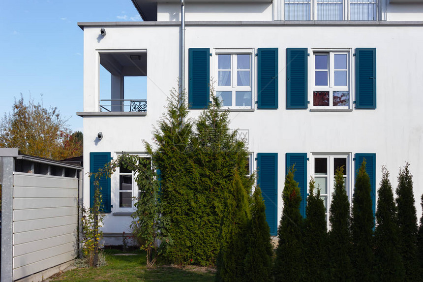 德国南部巴伐利亚乡村秋季新建筑立面图片
