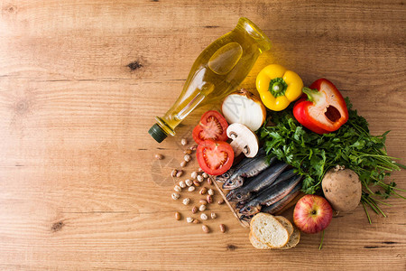 健康饮食地中海饮食木桌上的水果蔬菜谷物坚果橄榄油和鱼顶视图片