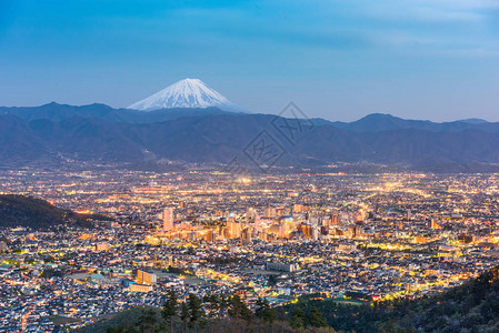 日本甲府市与富士山的天际线图片