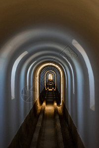 弧形隧道里面各种颜色的光神秘的洞图片