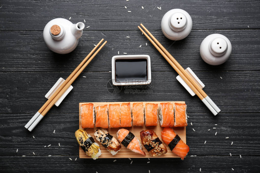 深色木质背景中美味寿司的组合物图片