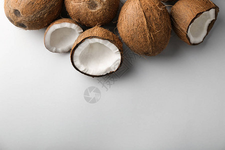 浅色背景上的成熟椰子背景图片