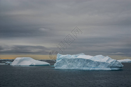 保莱特岛附近南极地区的冰面景观图片
