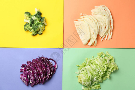 在彩色背景上与切片新鲜的卷心菜相图片