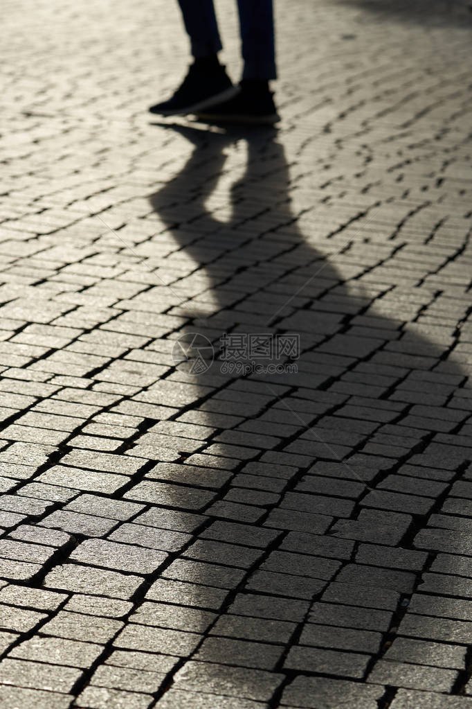 背光下莱比锡市中心行人的影子图片
