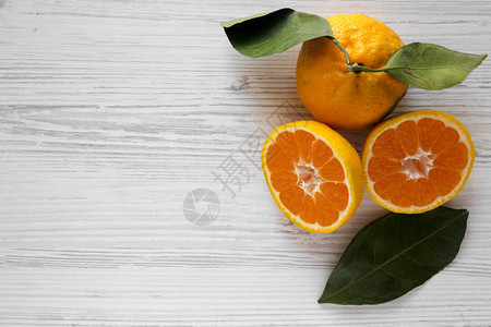 白色木质表面的切片橘子图片