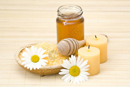 带蜂蜜和甘菊的浴盐图片