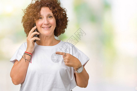 中年高龄女在孤立的背景下在智能手机上聊天非常快乐地用图片