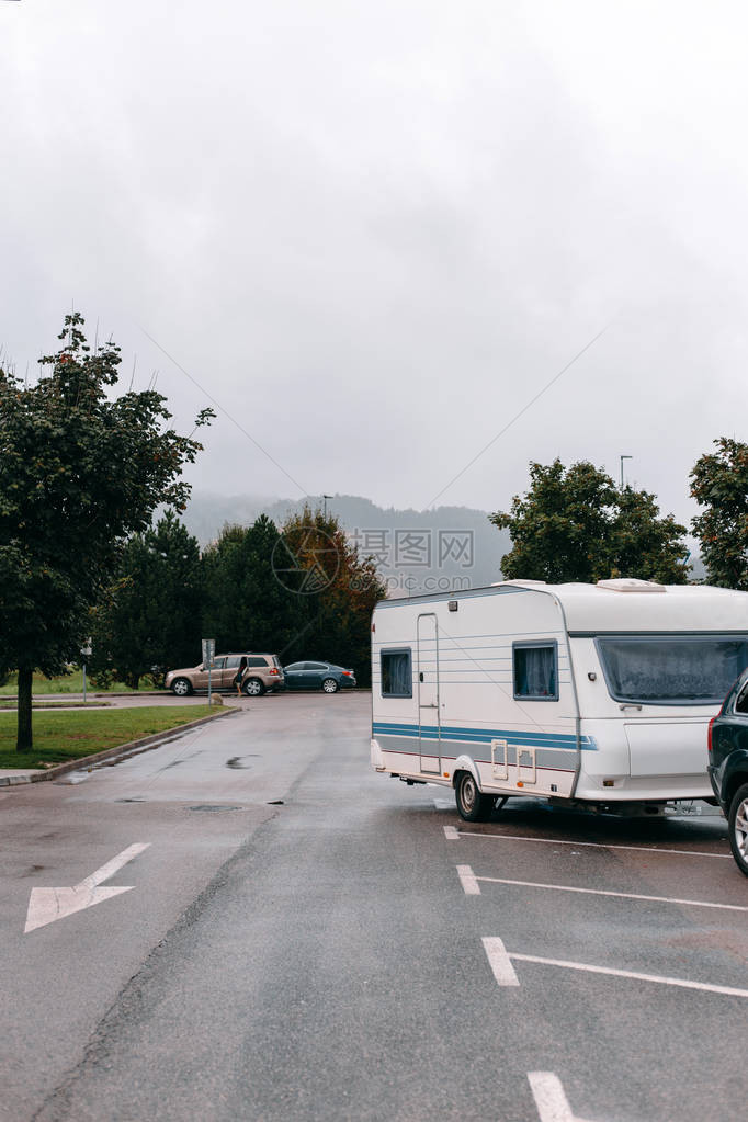乘坐大篷车在欧洲旅行图片