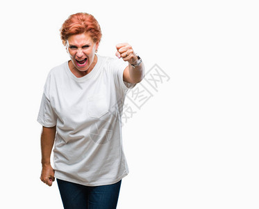 迷人的高加索红发女人在孤立的背景下愤怒而疯狂地举起拳头沮丧和愤怒图片