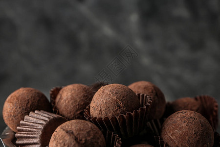 美味的甜巧克力松露特写图片