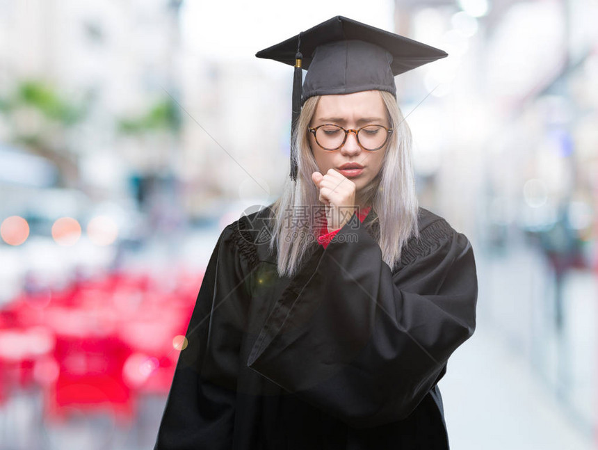 身着研究生制服的金发年轻女子图片