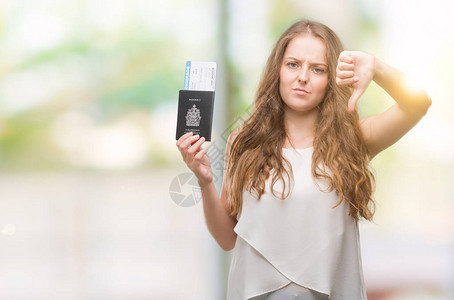 持有卡达护照和一张满脸愤怒的登机证的金发年轻金发女青年背景图片