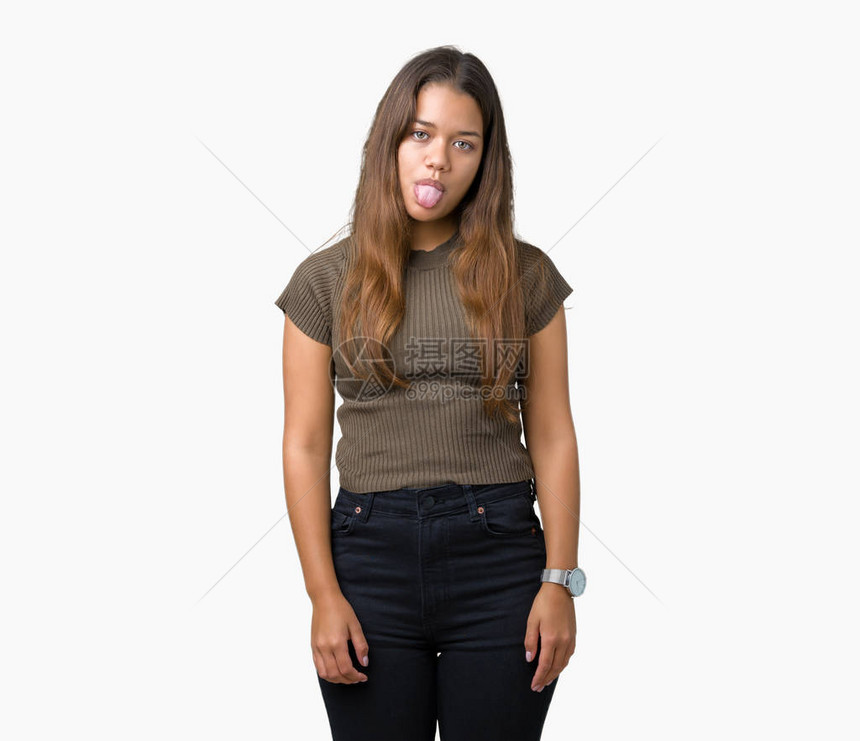 年轻美丽的黑发女人在孤立的背景下伸出舌头图片