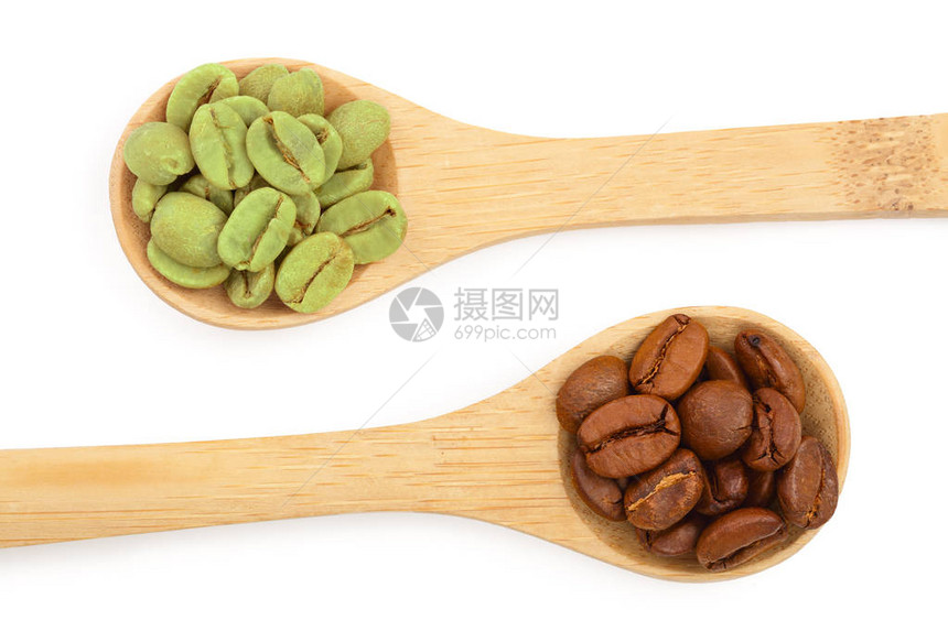 白色背景的木勺里有绿色咖啡豆和棕色咖啡豆紧贴在最图片
