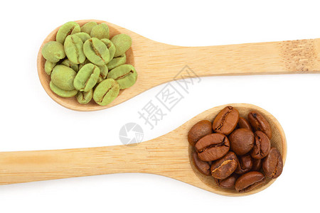 白色背景的木勺里有绿色咖啡豆和棕色咖啡豆紧贴在最图片