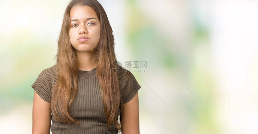 年轻美丽的黑发女郎在孤立的背景下图片