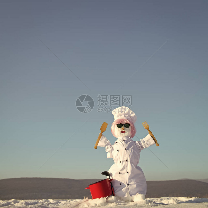 雪人用木勺和叉子做饭节日快乐庆祝圣诞节或圣诞装饰冬季聚会和烹饪掌声图片