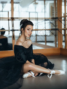芭蕾课上漂亮的年轻优雅的芭蕾舞演员图片
