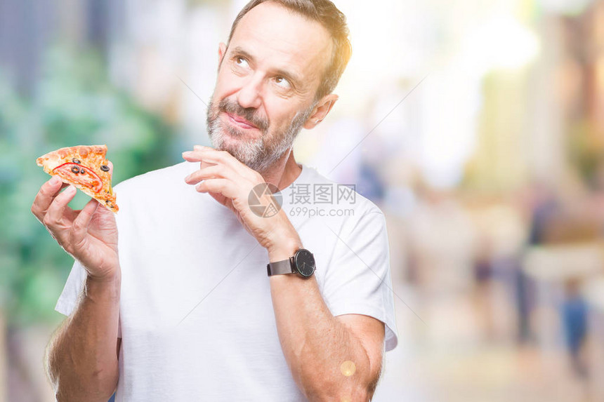 中年白发老人在孤立的背景下吃披萨片图片