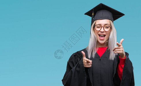 穿着研究生制服的金发年轻女子图片