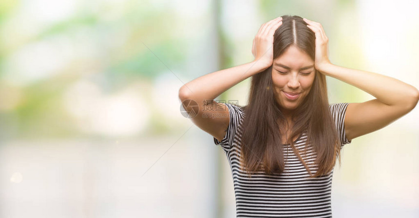 年轻美丽的西班牙裔女因疼痛和偏头痛而感到绝望和压力大图片