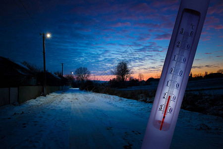 冬季景观背景上的温度计显示温度为负17摄氏图片