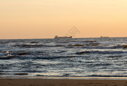 鹿特丹附近北海地平线上的船只图片
