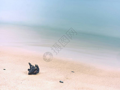 沙滩上的石头前景是一望无际的深蓝色图片