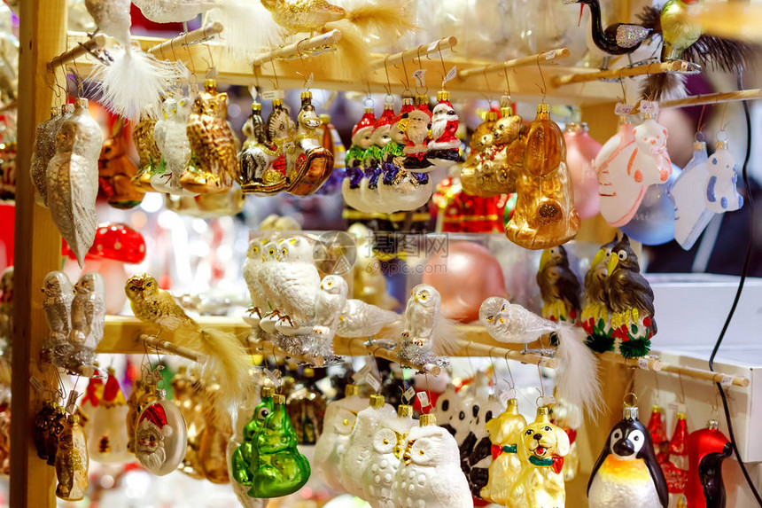 五颜六色的圣诞集市的特写细节销售的球装饰品德国圣诞市场有图片