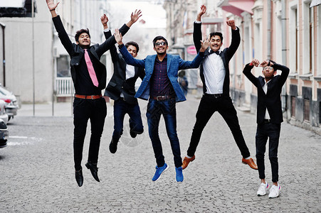 5名穿西装的印度学生图片