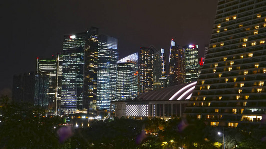 夜间新加坡城市天际线的电影景观图片