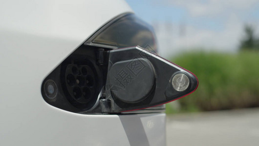 Tesla豪华电动汽车上开放的加压端口图片