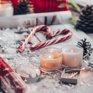 圣诞装饰温暖的毛衣led灯串心形糖果蜡烛和圣诞树冬天的心图片