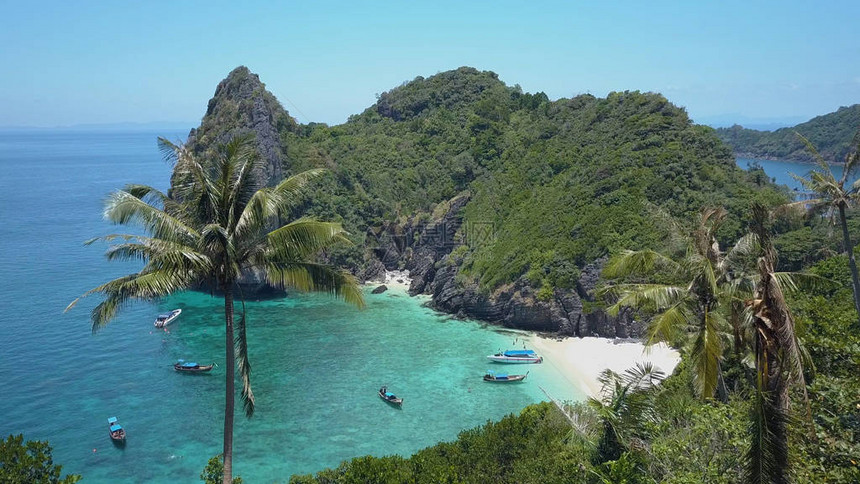 游客在泰国风景如画的沙滩上享受炎热的夏日阳光图片