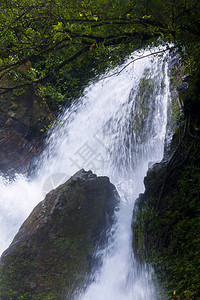 Tamnang瀑布在森林热带地区公园TakuapaPhang图片