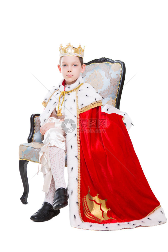 小男孩穿着国王的装扮身居王图片