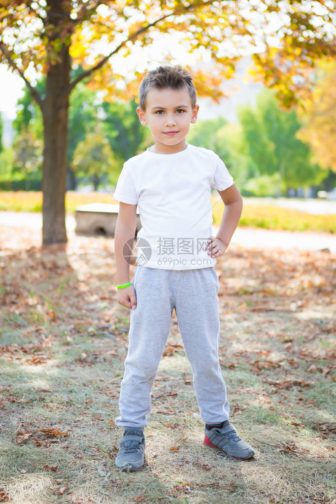 秋季公园里可爱的小男孩图片