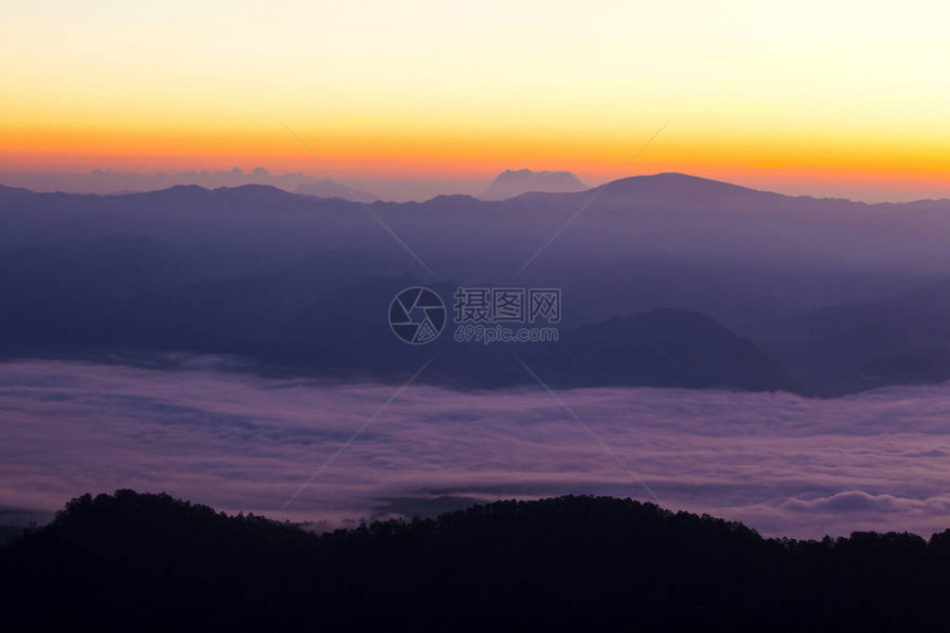 前往泰国道中观光省白梅洪松省的白海山峰日出时高山风景与浓雾环境清图片