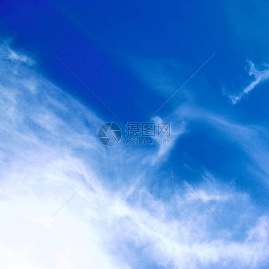 户外从白色到蓝天的轻而蓬松的积云图片