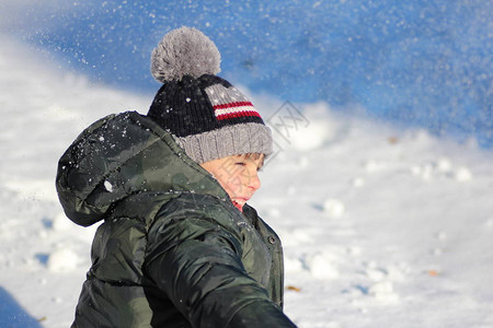 孩子玩雪图片