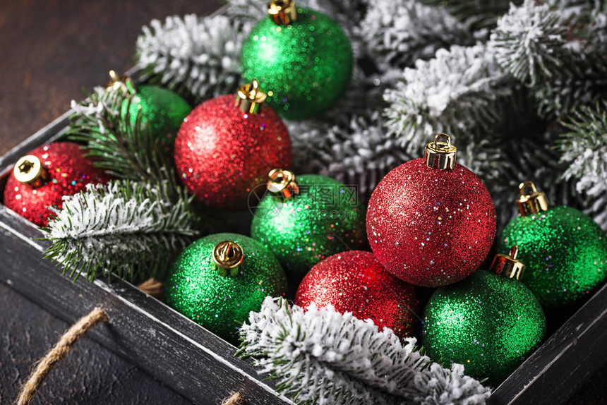 红绿亮色的圣诞树球图片