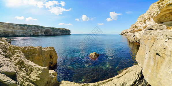 黑海景观与海滩上的岩石中的石窟塔尔汉库特克里米亚图片