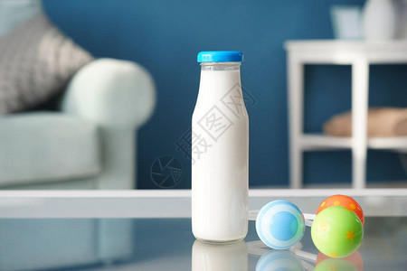 玻璃桌上有嘎声的牛奶瓶高清图片