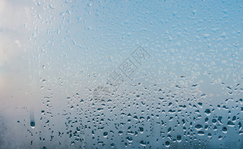 错误的玻璃背景冬季湿度强窗户上的家庭冷凝的水滴量图片
