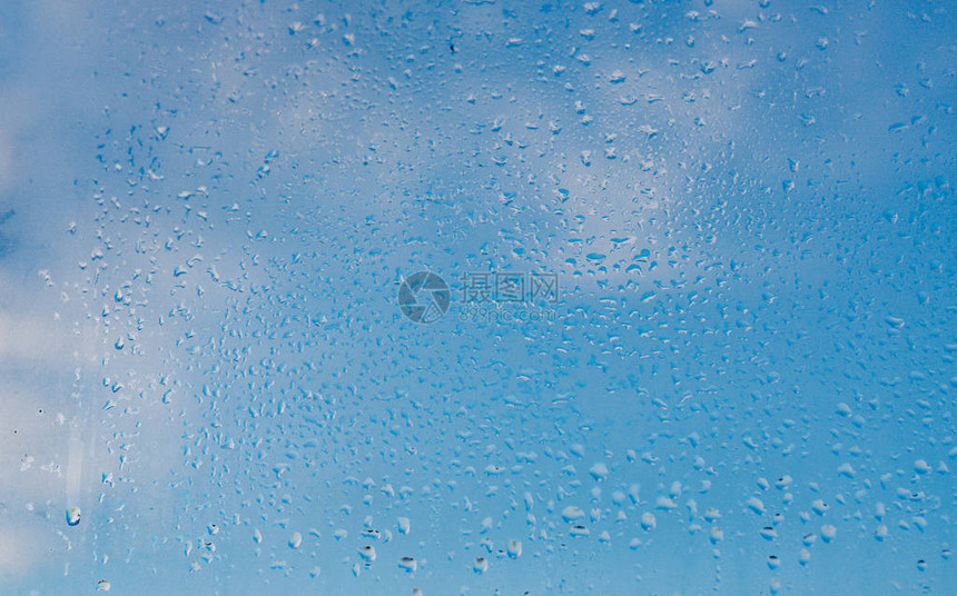 冬季湿度强窗户上的冷凝液下水玻图片
