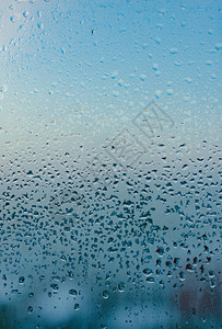 错误的玻璃背景冬季湿度强窗户上的家庭冷凝的水滴量图片