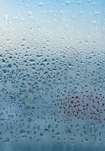 窗户上的家庭冷凝家庭水滴图片