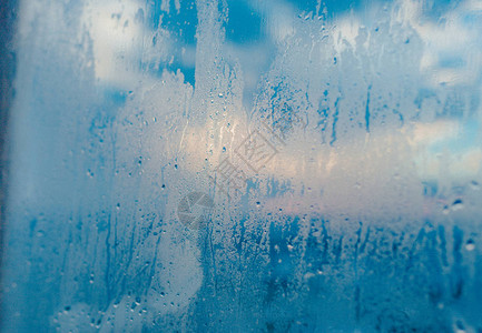 窗户上的家庭冷凝家庭水滴图片